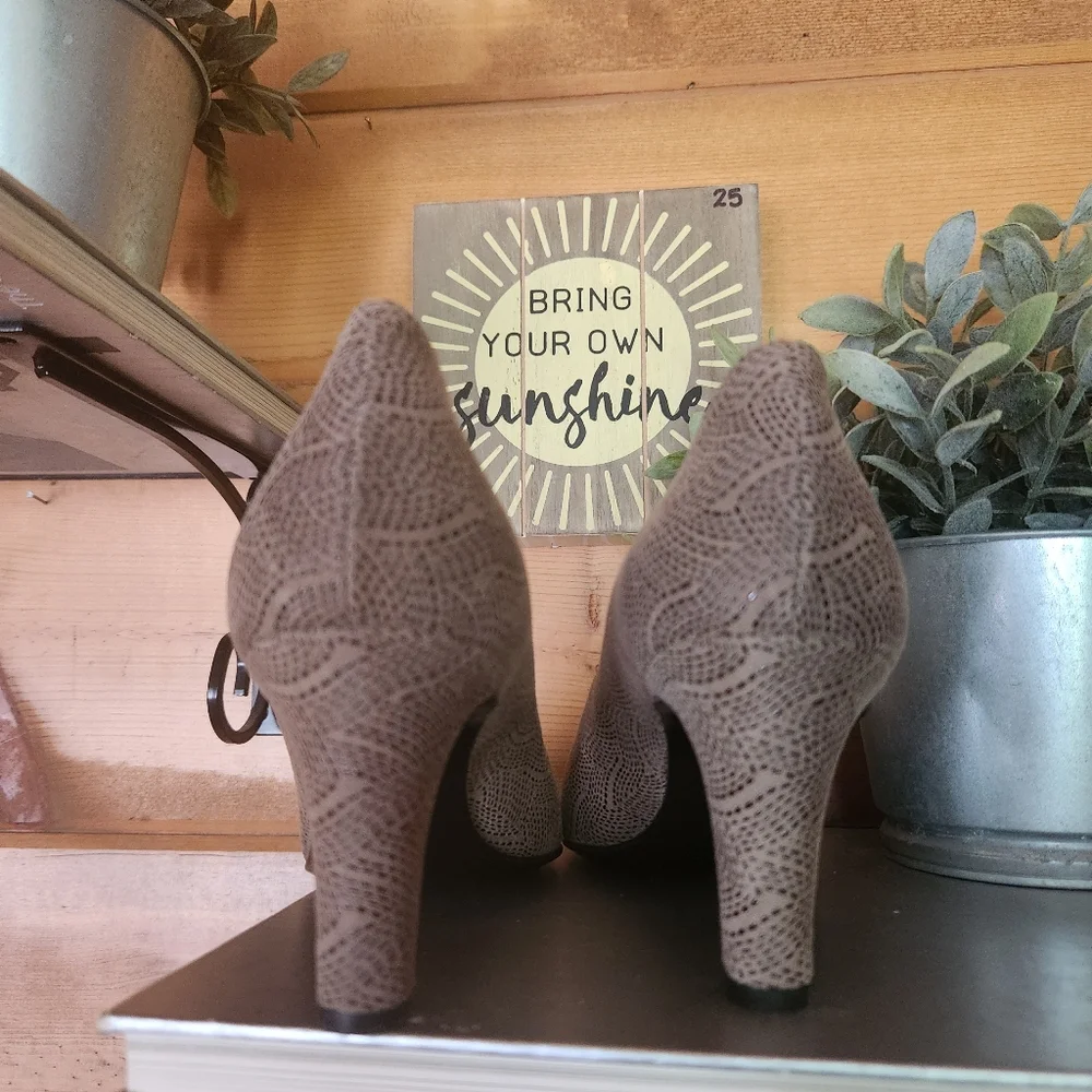 BRUNO MAGLI Vintage Italy Taupe Circle Emboss Leather Pump Designer Heels 7.5 AA